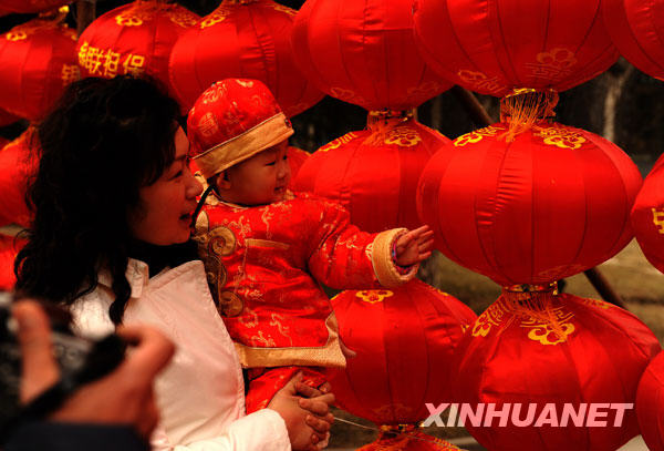 1月20日，濟南大明湖春節(jié)廟會正加緊籌備，懸掛的成排的紅燈籠吸引了游人的目光。