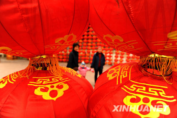 1月20日，濟南大明湖春節(jié)廟會正加緊籌備，懸掛的成排的紅燈籠吸引了游人的目光。