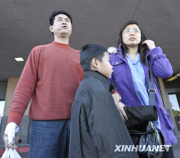 2月1日，在赴美旅游團(tuán)車禍中同受輕傷的游客吳守桂（左）、包瑞華（右）夫婦與兒子吳雙離開(kāi)美國(guó)拉斯韋加斯的一所大學(xué)醫(yī)療中心。目前，在美國(guó)遭遇嚴(yán)重車禍的中國(guó)上海旅游團(tuán)幾名受輕傷的游客已陸續(xù)出院。