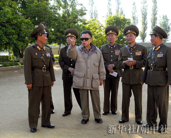 這張朝鮮中央通訊社6月14日播發(fā)的照片顯示，朝鮮最高領(lǐng)導(dǎo)人金正日（中）近日視察人民軍第七步兵師指揮部。金正日在視察中強(qiáng)調(diào)，全體人民軍將士要緊握槍桿，更加牢固地保衛(wèi)用鮮血獲取的社會(huì)主義成果。朝中社的報(bào)道沒有透露金正日視察的具體時(shí)間和地點(diǎn)。