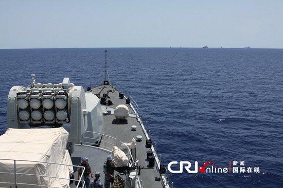 當(dāng)?shù)貢r(shí)間5月15日，海軍第十一批護(hù)航編隊(duì)在驅(qū)離70余艘疑似海盜小艇后，把被護(hù)船舶安全護(hù)送到達(dá)解護(hù)點(diǎn)。 汪漢宗攝影