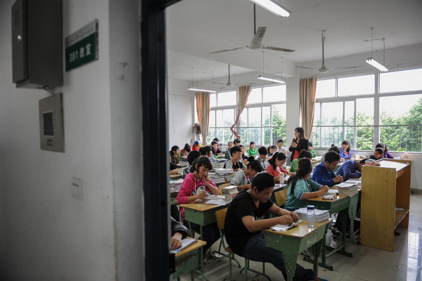 5月21日，學生在位于靈創(chuàng)科技園的臨時教室里上課。新華社記者 李橋橋 攝 