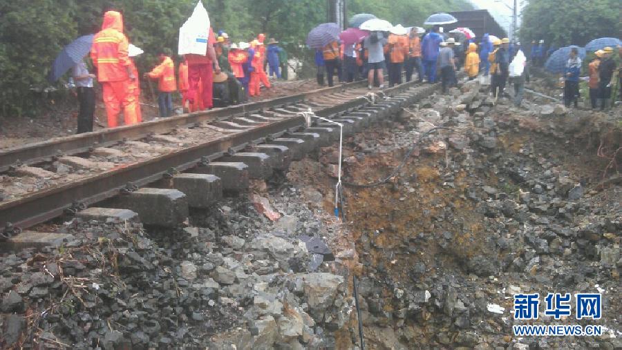 （突發(fā)事件）（2）南昆鐵路因暴雨沖毀道床行車(chē)中斷 已造成6趟客車(chē)晚點(diǎn)