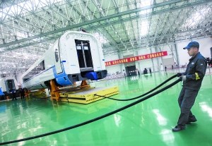 中國(guó)北車長(zhǎng)春CRH380B生產(chǎn)車間　工人用氣動(dòng)設(shè)備將巨大的車體挪動(dòng)到下一生產(chǎn)環(huán)節(jié)。（圖片來源：新京報(bào)）