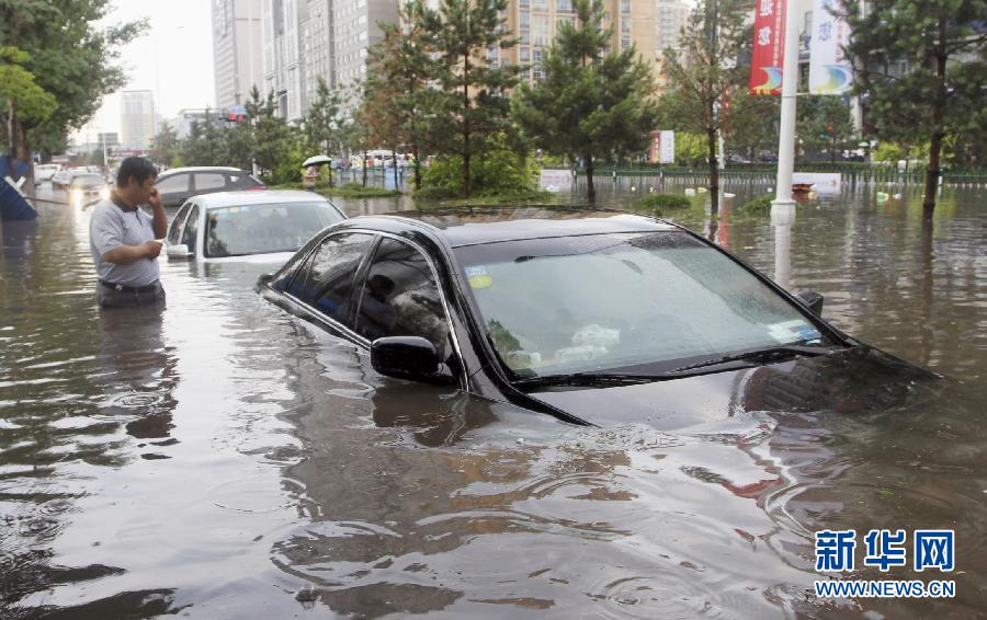 #（生態(tài)）（1）強(qiáng)降雨襲哈爾濱 多輛機(jī)動(dòng)車被淹
