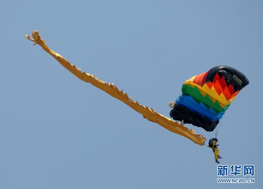 （社會(huì)）（3）空軍八一跳傘隊(duì)西安獻(xiàn)藝