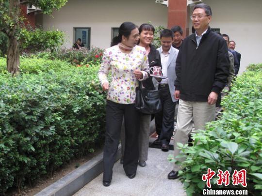 何亞非勉勵迪慶發(fā)揮自身優(yōu)勢做好涉藏僑務(wù)工作