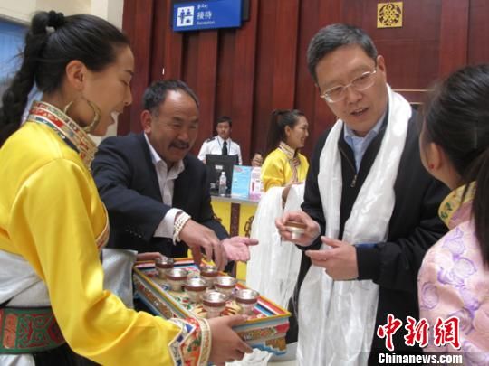 何亞非勉勵迪慶發(fā)揮自身優(yōu)勢做好涉藏僑務(wù)工作