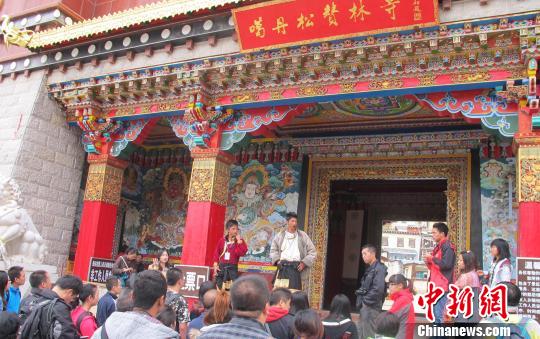 9月11日，云南香格里拉縣松贊林寺香火旺盛。當(dāng)?shù)芈糜尉滞嘎?，今年，截?月30日，游客數(shù)量已達(dá)到30萬(wàn)，國(guó)外游客數(shù)量約3.6萬(wàn)，破2011年紀(jì)錄指日可待。鄭雪松攝