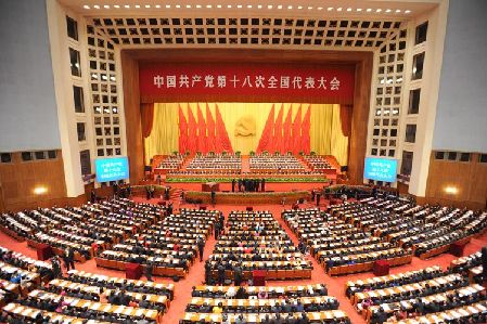 中國(guó)共產(chǎn)黨第十八次全國(guó)代表大會(huì)在北京隆重開(kāi)幕 。11月8日，中國(guó)共產(chǎn)黨第十八次全國(guó)代表大會(huì)在北京人民大會(huì)堂隆重開(kāi)幕。 這是大會(huì)會(huì)場(chǎng)。 新華社記者 李濤 攝