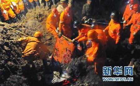 (新華直擊）（2）云南鎮(zhèn)雄縣山體滑坡已致42人死亡2人受傷