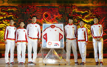1月7日，運(yùn)動(dòng)員代表于靜、彭程、張昊、佟健、龐清、張虹（從左至右）身著冠軍龍服合影。新華社記者孟永民攝