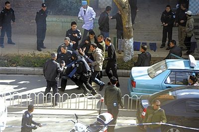 昨日，昆明鬧市區(qū)人質(zhì)劫持事件處置成功，劫持人被警方控制，人質(zhì)被救護(hù)車送往醫(yī)院。圖/CFP