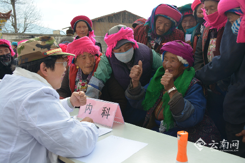 70多歲的卓瑪豎起雙手大拇指表揚(yáng)劉莉主任。