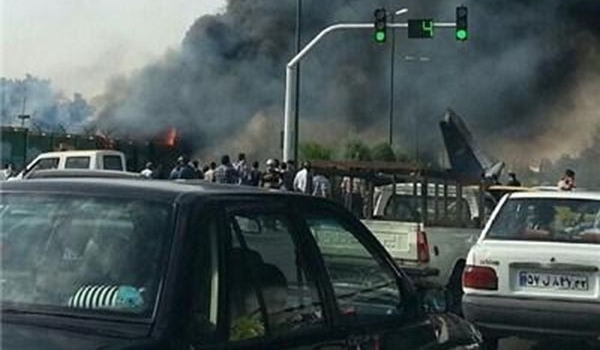 一架小型客機在伊朗首都墜毀造成至少40人遇難