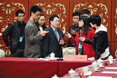 2013年1月26日，廣東省韶關(guān)市委書記鄭振濤透露，韶關(guān)始興縣的公務(wù)員將可通過內(nèi)網(wǎng)查詢當?shù)?26名官員的財產(chǎn)信息，包括工資、房產(chǎn)、投資等六大類。圖/CFP