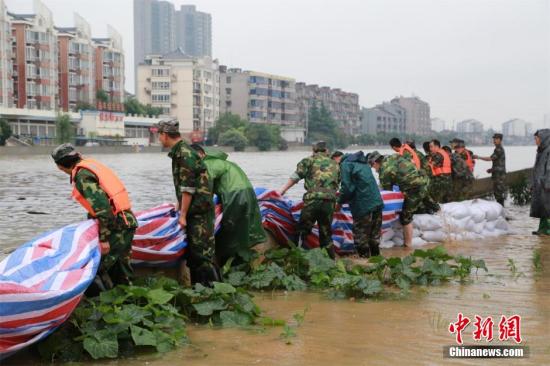 長江中下游普降暴雨，常州連續(xù)超24小時的降雨，使城市進(jìn)入“看海”模式。主要河、湖、庫水位普遍上漲，全面超警戒，大運河常州城區(qū)段水位創(chuàng)歷史新高。常州防汛防旱指揮部18日通報，截至18日上午8時，大運河水位仍超警戒。并出現(xiàn)了駁岸穿水、倒灌等現(xiàn)象，沿線社區(qū)、村莊、企業(yè)受災(zāi)較嚴(yán)重。唐娟 攝