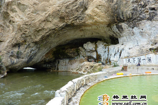 英國(guó)著名作家詹姆斯·希爾頓在其長(zhǎng)篇小說(shuō)《消失的地平線》中，描繪的一個(gè)遠(yuǎn)在中國(guó)群山峻嶺之中的永恒和平寧?kù)o的藏區(qū)—“香格里拉”(shangri-la)，那里有湖泊、高山、峽谷、草原，自然風(fēng)光集壯闊與秀美于一體，景色無(wú)與倫比，仿佛世外桃源。