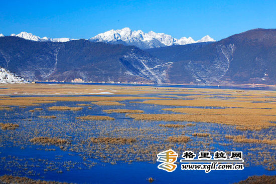 英國(guó)著名作家詹姆斯·希爾頓在其長(zhǎng)篇小說(shuō)《消失的地平線》中，描繪的一個(gè)遠(yuǎn)在中國(guó)群山峻嶺之中的永恒和平寧?kù)o的藏區(qū)—“香格里拉”(shangri-la)，那里有湖泊、高山、峽谷、草原，自然風(fēng)光集壯闊與秀美于一體，景色無(wú)與倫比，仿佛世外桃源。