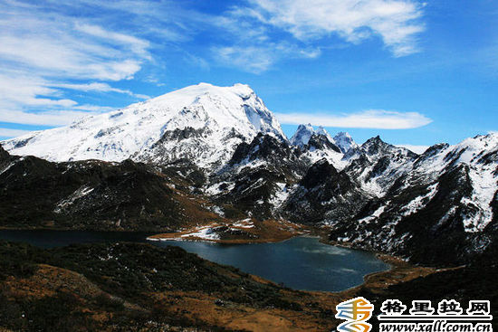 英國(guó)著名作家詹姆斯·希爾頓在其長(zhǎng)篇小說(shuō)《消失的地平線》中，描繪的一個(gè)遠(yuǎn)在中國(guó)群山峻嶺之中的永恒和平寧?kù)o的藏區(qū)—“香格里拉”(shangri-la)，那里有湖泊、高山、峽谷、草原，自然風(fēng)光集壯闊與秀美于一體，景色無(wú)與倫比，仿佛世外桃源。
