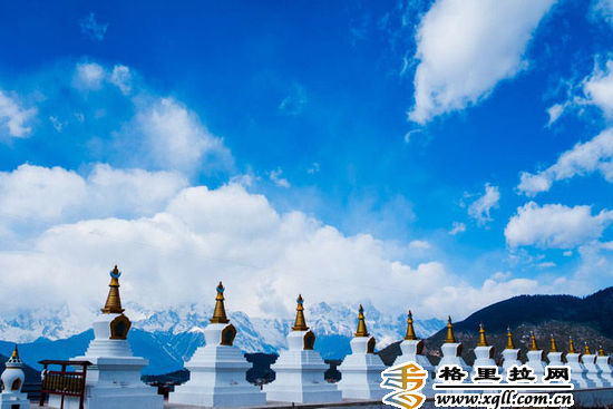 英國(guó)著名作家詹姆斯·希爾頓在其長(zhǎng)篇小說(shuō)《消失的地平線》中，描繪的一個(gè)遠(yuǎn)在中國(guó)群山峻嶺之中的永恒和平寧?kù)o的藏區(qū)—“香格里拉”(shangri-la)，那里有湖泊、高山、峽谷、草原，自然風(fēng)光集壯闊與秀美于一體，景色無(wú)與倫比，仿佛世外桃源。