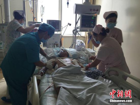 8月15日14點左右，中國核生化應(yīng)急救援隊，從核心爆炸區(qū)域內(nèi)救出一名幸存者。當時幸存者在集裝箱中，意識清楚，眼角受傷。從254醫(yī)院獲悉，天津港爆炸事故第二名幸存者韓鳳群仍未脫離危險。醫(yī)院介紹，患者目前仍未脫離危險，不確定因素仍存在，正進行積極全力救治，仍處于病危狀態(tài)。院方提供