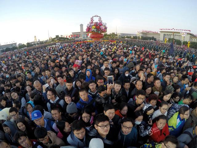 國慶首日天安門廣場7萬人看升旗 實現(xiàn)人走地凈