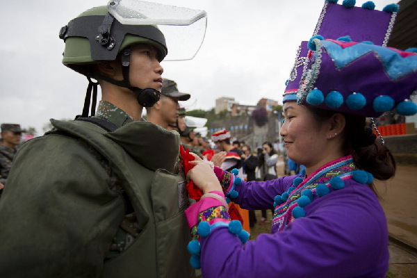 駐地代表為可愛的戰(zhàn)士們帶上紅花。都市時報 孟祝斌/視覺中國
