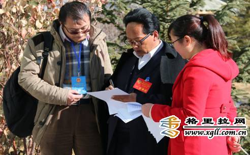 兩會(huì)審稿制度非常嚴(yán)格，稿件把控尤為重要。圖為州委宣傳部領(lǐng)導(dǎo)在審核新聞稿件。