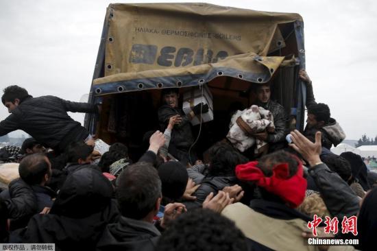 資料圖：希臘Idomeni，移民持續(xù)滯留希臘與馬其頓邊境，蜂擁爭搶救援物資。