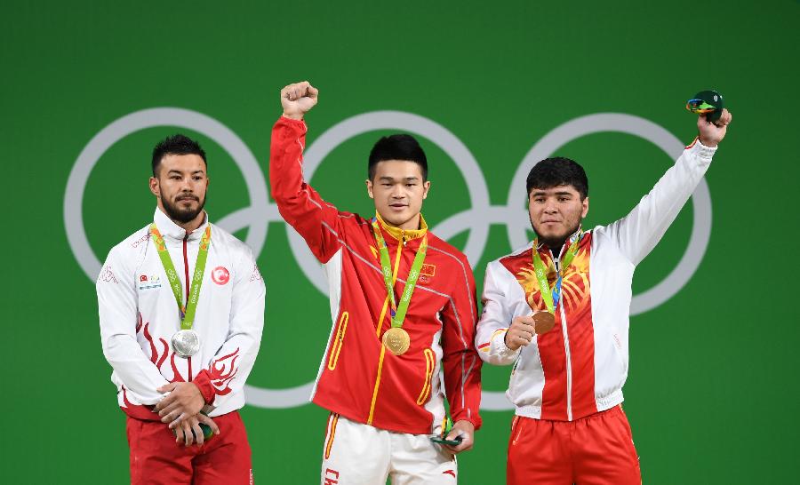 8月9日，中國(guó)選手石智勇（中）、土耳其選手伊斯梅洛夫（左）和吉爾吉斯斯坦選手阿爾特科夫在頒獎(jiǎng)儀式上。當(dāng)日，在2016年里約奧運(yùn)會(huì)舉重男子69公斤級(jí)決賽中，中國(guó)選手石智勇以352公斤的總成績(jī)奪冠。土耳其選手伊斯梅洛夫和吉爾吉斯斯坦選手阿爾特科夫分獲亞軍、季軍。新華社記者程敏攝 
