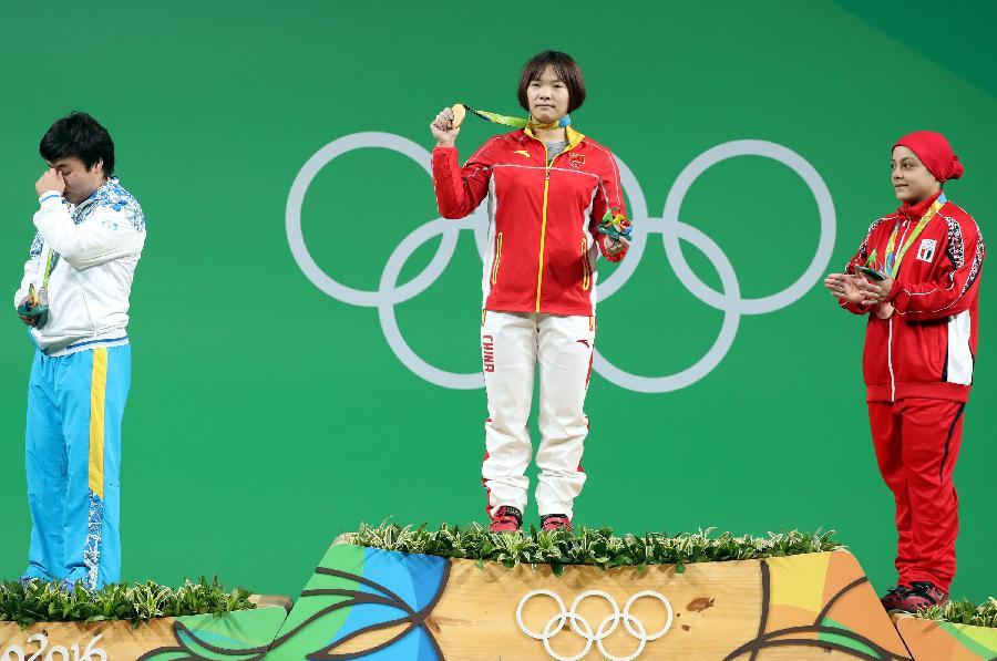 <P>8月10日，中國(guó)選手向艷梅（中）、哈薩克斯坦選手扎帕庫(kù)爾（左）和埃及選手艾哈邁德在頒獎(jiǎng)儀式上。當(dāng)日，在2016年里約奧運(yùn)會(huì)女子舉重69公斤級(jí)決賽中，向艷梅以261公斤的總成績(jī)奪得冠軍，扎帕庫(kù)爾和艾哈邁德分獲亞軍和季軍。新華社記者李明攝</P>