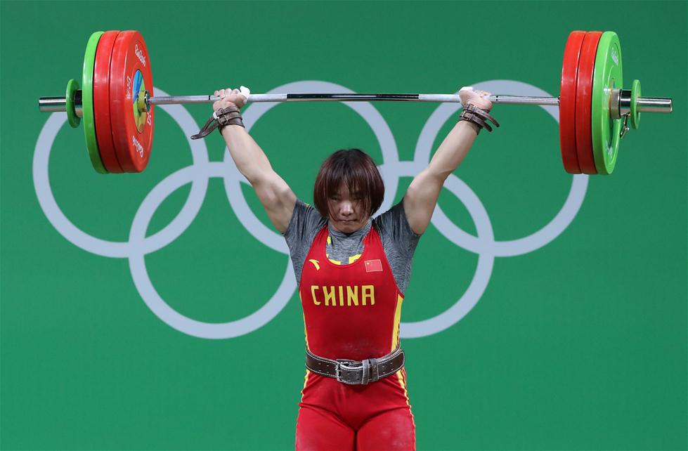 8月10日，向艷梅在挺舉比賽中。當日，在2016年里約奧運會女子舉重69公斤級決賽中，中國選手向艷梅以261公斤的總成績奪得冠軍。 新華社記者李明攝