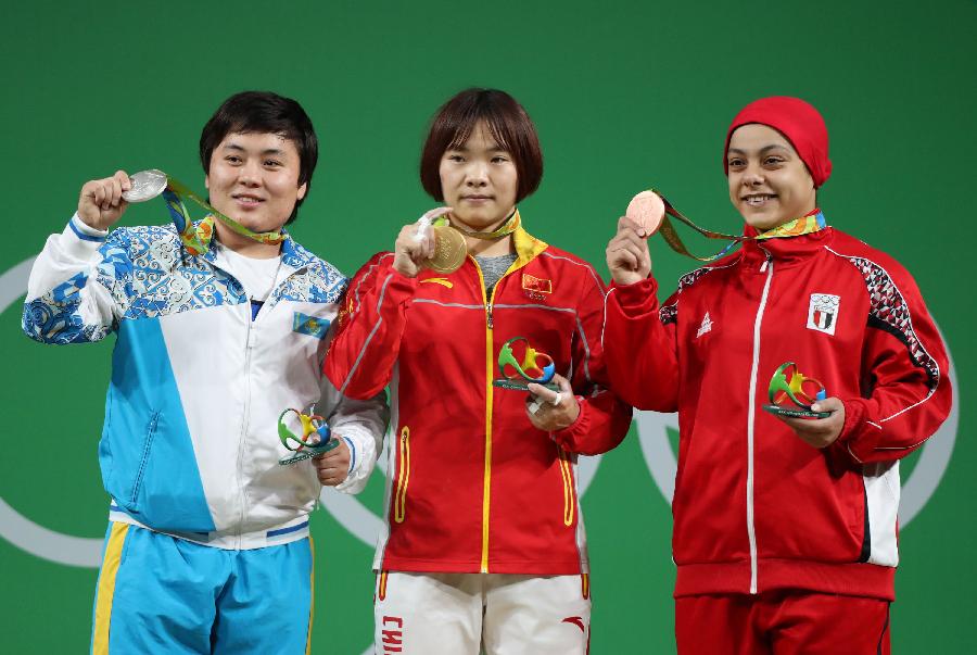 <P>8月10日，中國選手向艷梅（中）、哈薩克斯坦選手扎帕庫爾（左）和埃及選手艾哈邁德在頒獎儀式上展示獎牌。當日，在2016年里約奧運會女子舉重69公斤級決賽中，向艷梅以261公斤的總成績奪得冠軍，扎帕庫爾和艾哈邁德分獲亞軍和季軍。新華社記者李明攝</P>