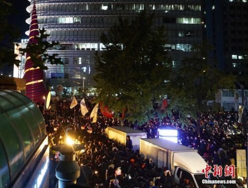  兩萬名韓國民眾及民間團(tuán)體人士在首爾市中心舉行燭光集會，譴責(zé)“親信干政事件”給韓國社會帶來的不良影響，要求總統(tǒng)樸槿惠對此事負(fù)責(zé)。圖為集會現(xiàn)場。<a target='_blank'  data-cke-saved- ><p  align=