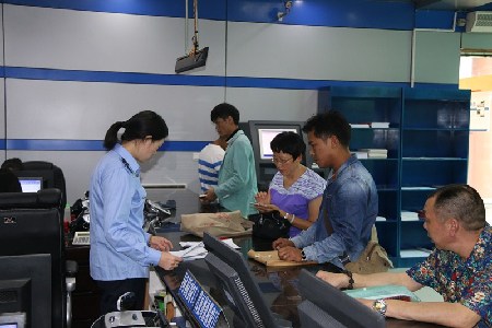 維西縣地稅局辦稅服務(wù)大廳工作人員在耐心、仔細(xì)辦理業(yè)務(wù)