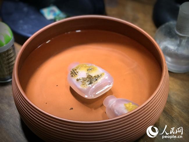 李克生的鼻煙壺作品“水上漂”效果。王醒/攝