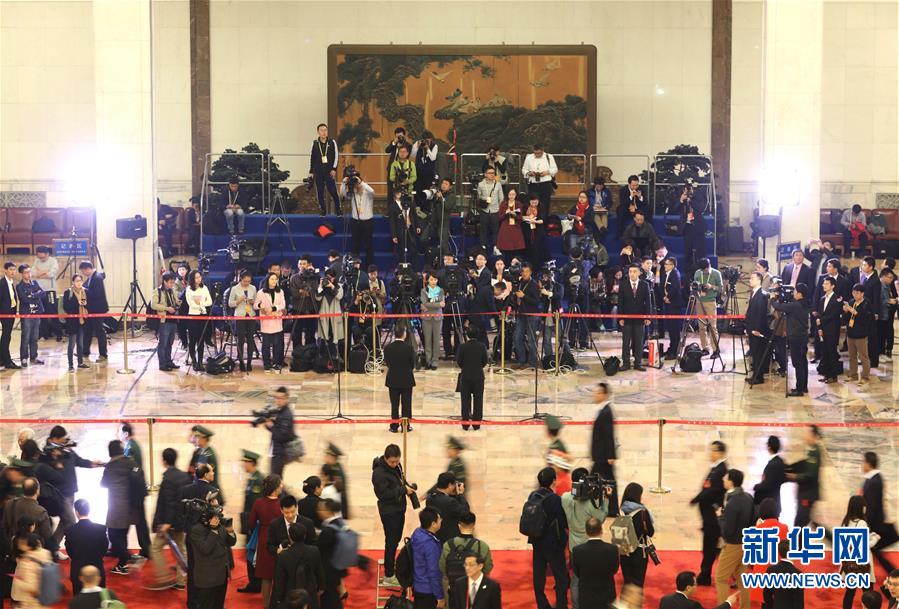 （新華全媒頭條·十九大特別報(bào)道·圖文互動(dòng)）（4）高擎習(xí)近平新時(shí)代中國特色社會(huì)主義思想偉大旗幟——中國共產(chǎn)黨第十九次全國代表大會(huì)巡禮