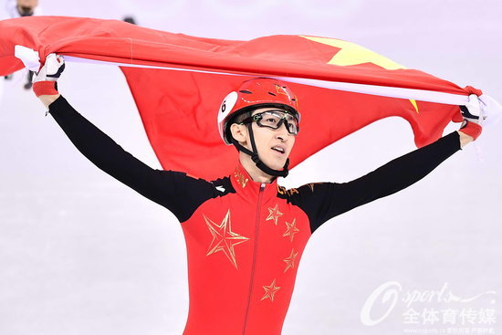 武大靖賽后披國(guó)旗慶祝勝利。