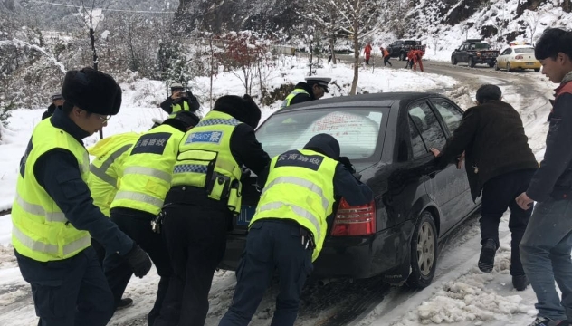 迪慶公路路政管理支隊(duì)全面展開拉網(wǎng)式巡查和除雪工作