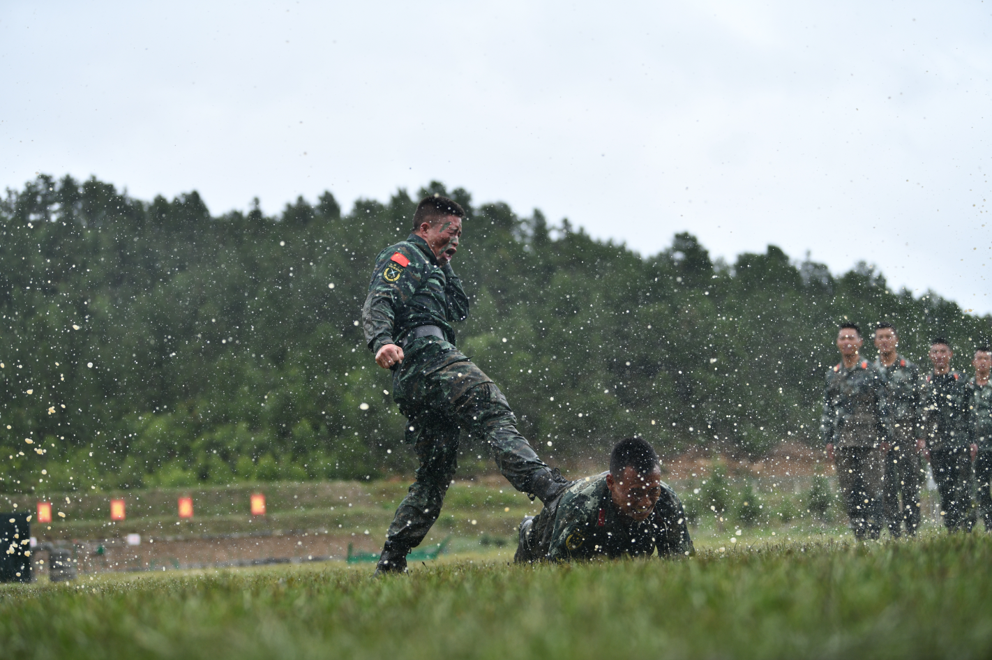 武警迪慶支隊(duì)開(kāi)展擒敵實(shí)用對(duì)抗訓(xùn)練