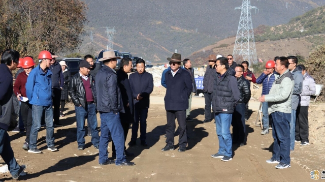 齊建新到香格里拉市調(diào)研公路建設(shè)