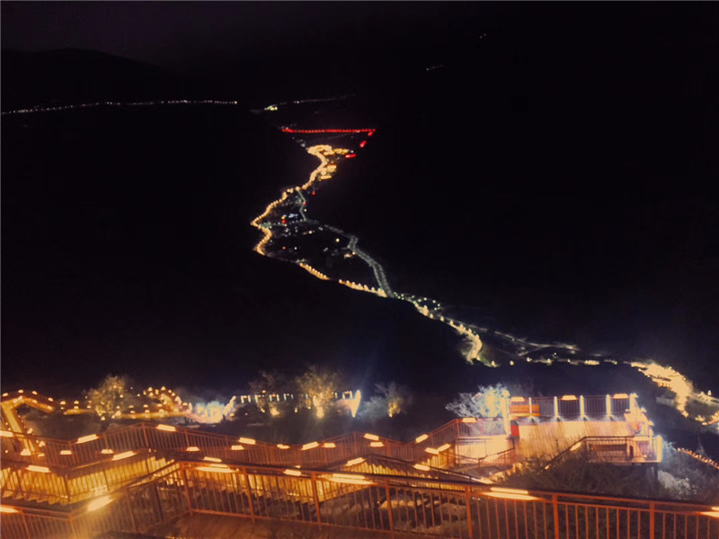 夜幕里閃耀的德欽“網(wǎng)紅朝圣路”，今天你打卡了嗎？