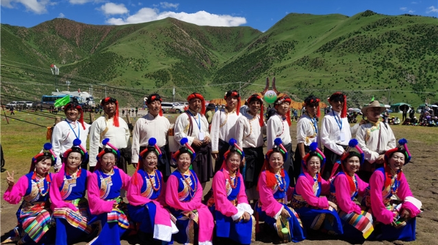 迪慶州文化館雍洽碩弦子民間藝術(shù)團參加比如縣第十二屆蘇毗·娜秀文化旅游藝術(shù)節(jié)暨冬蟲夏草展銷會