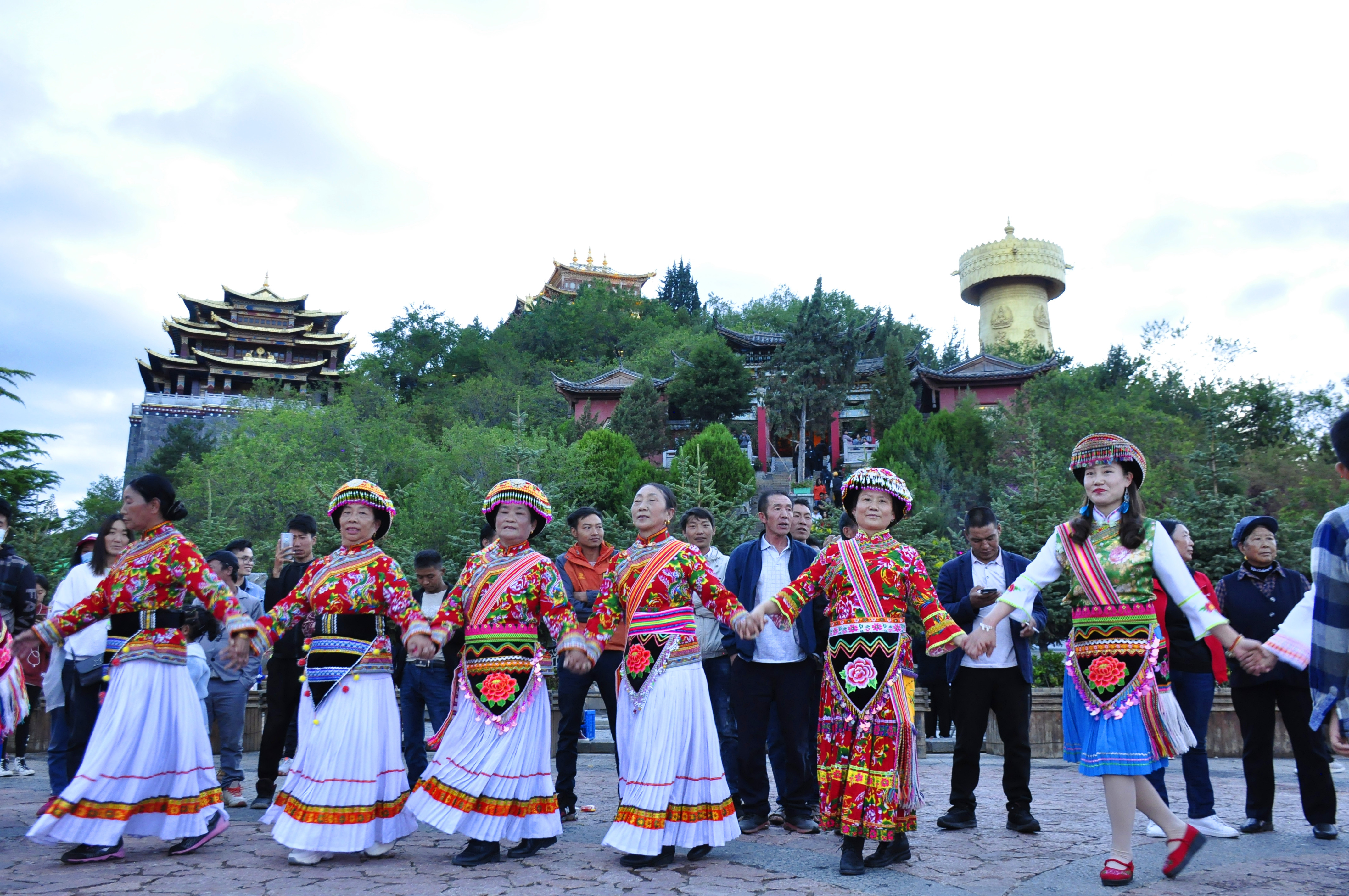 傈僳族阿尺木刮常態(tài)化展演在月光廣場(chǎng)拉開帷幕