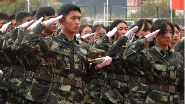 請檢閱，州民專軍訓(xùn)匯報(bào)表演！