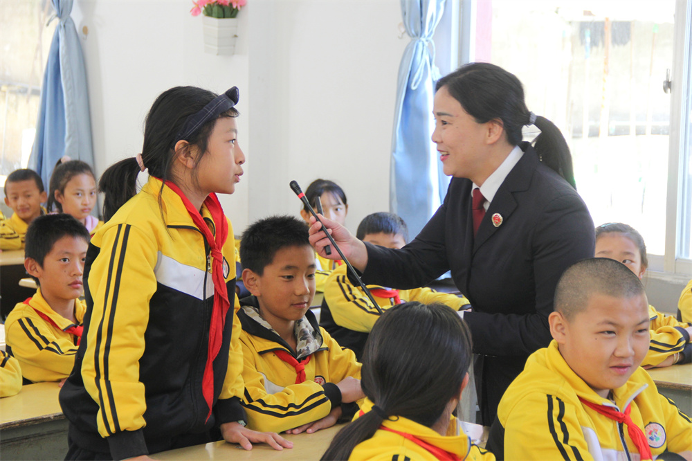 州人民檢察院“格?；ā蔽礄z團(tuán)隊進(jìn)校園開展普法宣傳活動