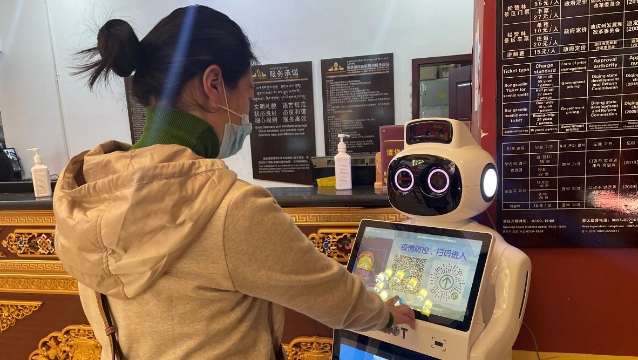 速?lài)^！智能門(mén)崗機(jī)器人亮相香格里拉