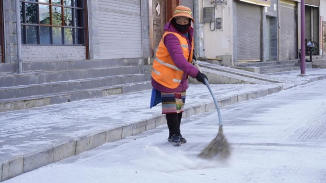 降雪后，香格里拉環(huán)衛(wèi)工掃雪不停歇