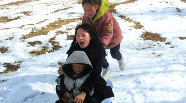 雪后，這里成了孩子們的“滑雪場”
